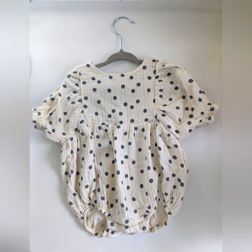 Quincy Mae Soft Muslin Cotton Polka Dot Baby Romper Size 12-18